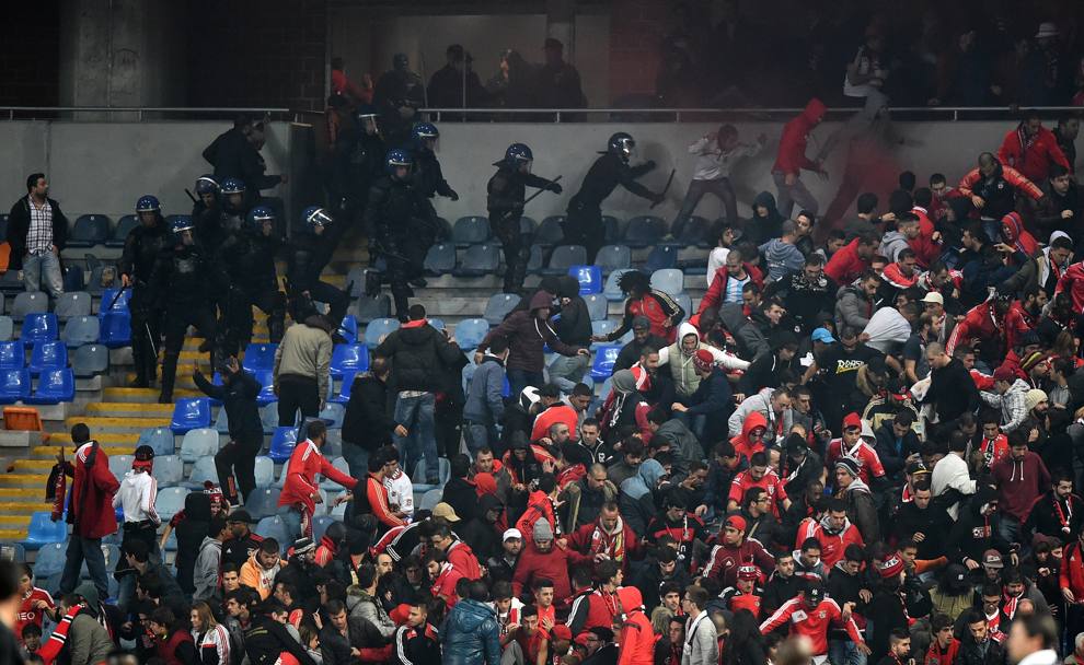 Domenica violenta nel calcio europeo: oltre alla tragedia di Madrid, incidenti anche a Coimbra tra i tifosi del Benfica e la polizia. Afp
